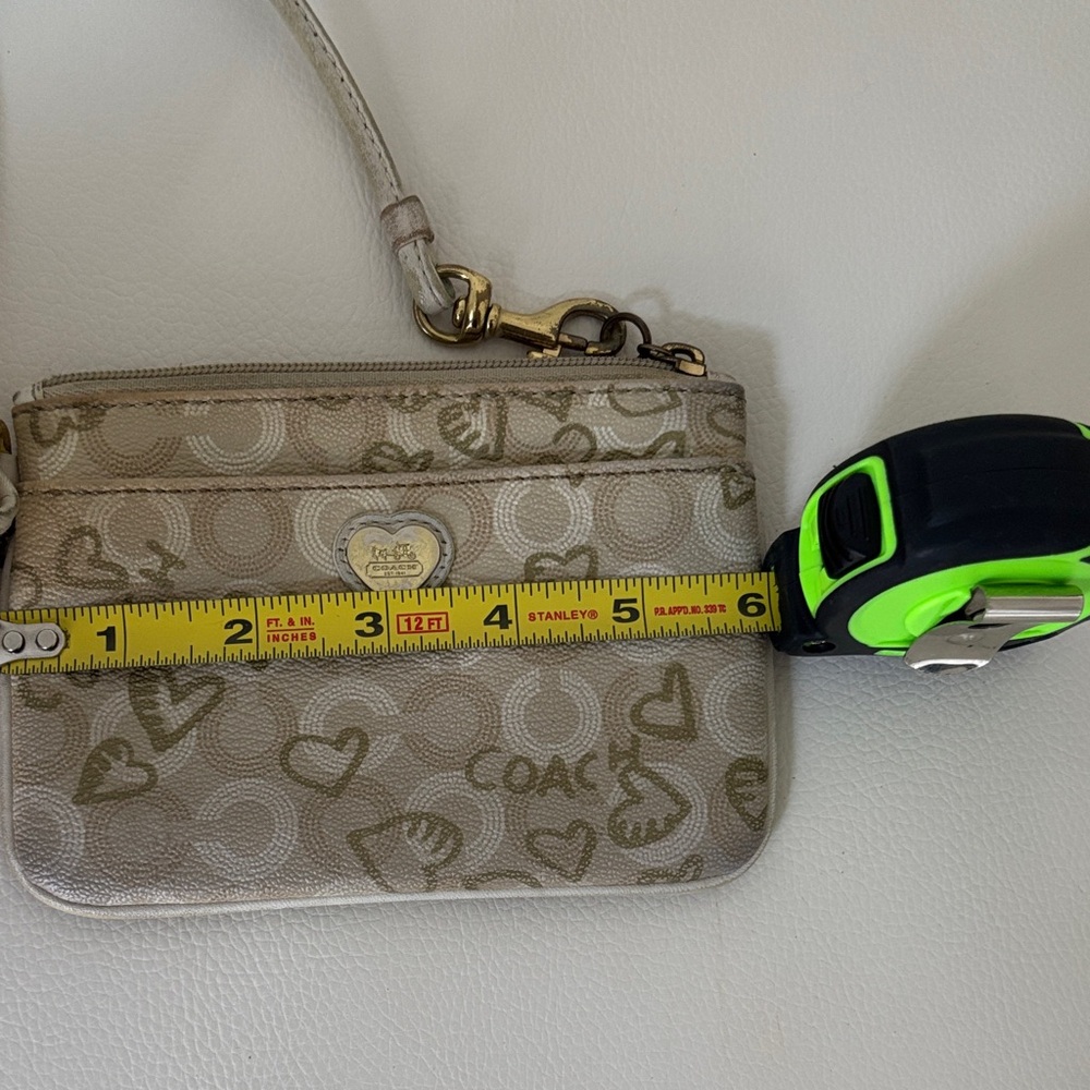 Coach Waverly Hearts Beige Heart Pattern Wristlet  ( PREOWNED) - Picture 16 of 16